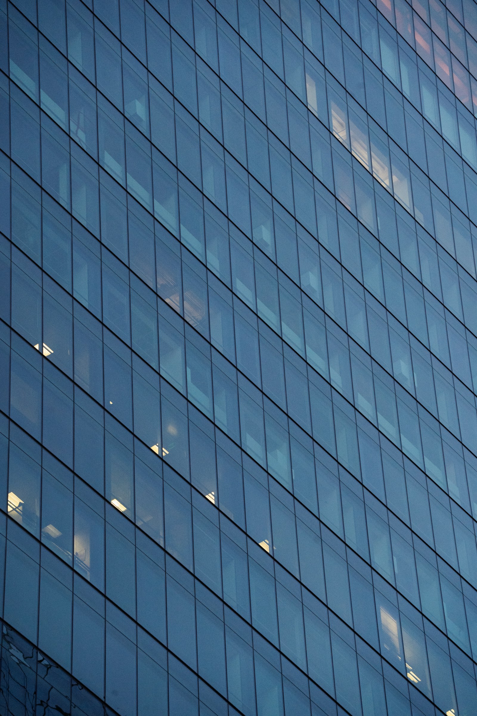 Fachada de vidrio de un edificio corporativo moderno