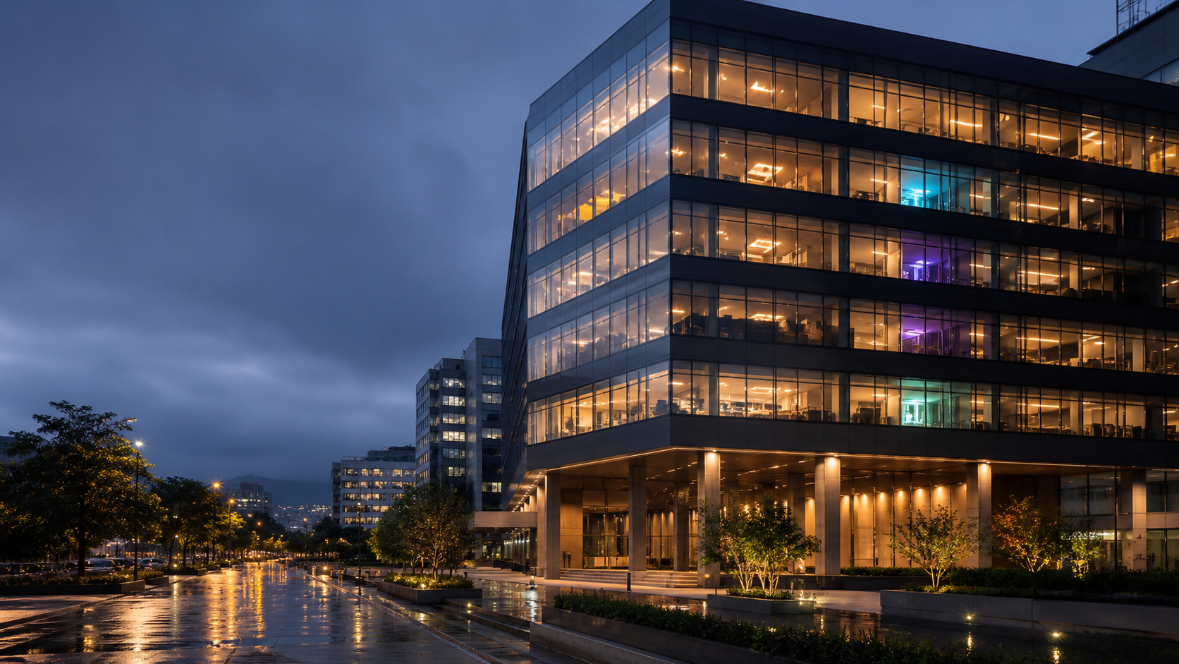 Edificio corporativo con sistemas inteligentes operando al anochecer